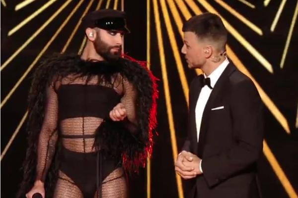 BRADATA KONČITA ISPROVOCIRALA NIKAD JAČE: Pojavila se POLUGOLA, a svi su gledali u JEDAN DETALJ (FOTO)