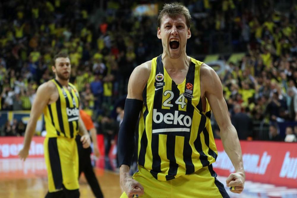 VESELI RETKO POKAZUJE SVOJU SUPRUGU: Ona je Srpkinja, a njihov pas je veći od nje! (FOTO)