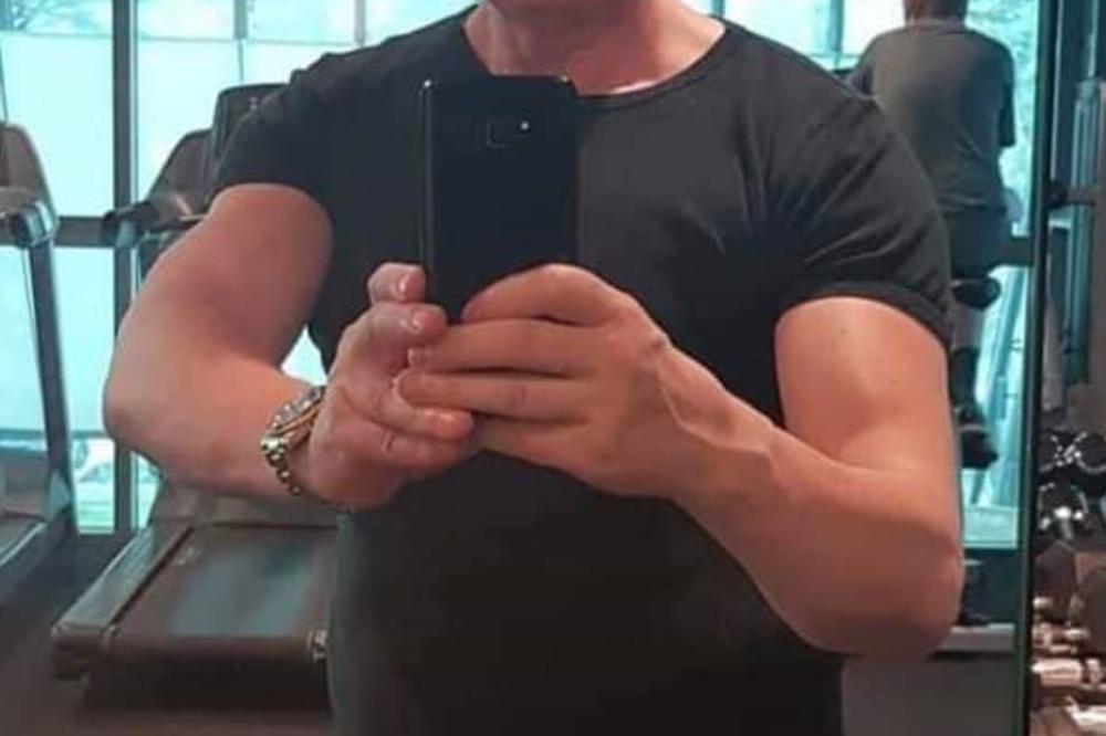 ĆUBICA NA GLAVI, NAPUCAO MIŠIĆE, A CELA SRBIJA MU SE SMEJE: Pevač okačio FOTKU iz teretane, svi CRKLI od SMEHA