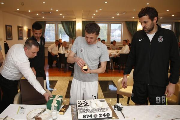 VEČNOM KAPITENU: Saletova oproštajna večera u Zemunelu izazvala poplavu emocija! Grmela je samo jedna pesma!