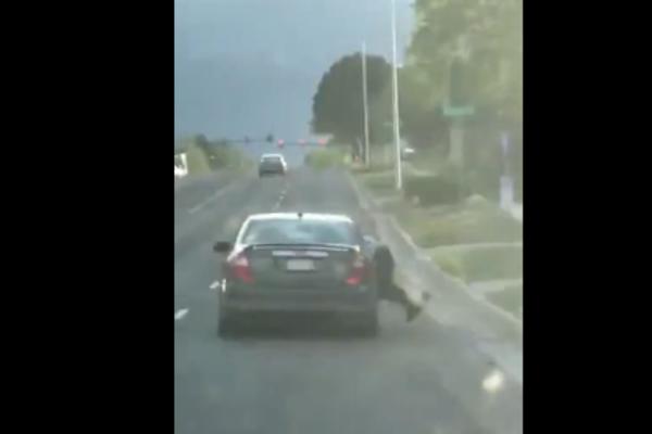 DOK JE VOZIO, U AUTOMOBILU ISPRED SEBE JE UGLEDAO NEŠTO JAKO ČUDNO: Šta se ovde dogodilo? (VIDEO)