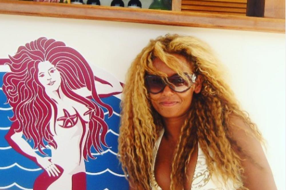 PEVAČICA HITNO PREBAČENA U BOLNICU: Lekari pokušavaju da joj spase VID, strepi se od NAJGOREG