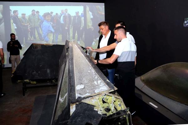 IGRAČI PARTIZANA NA IZLOŽBI POSVEĆENOJ NATO BOMBARDOVANJU: Ostojić se setio ranjenog brata, Milošević o zločinima!