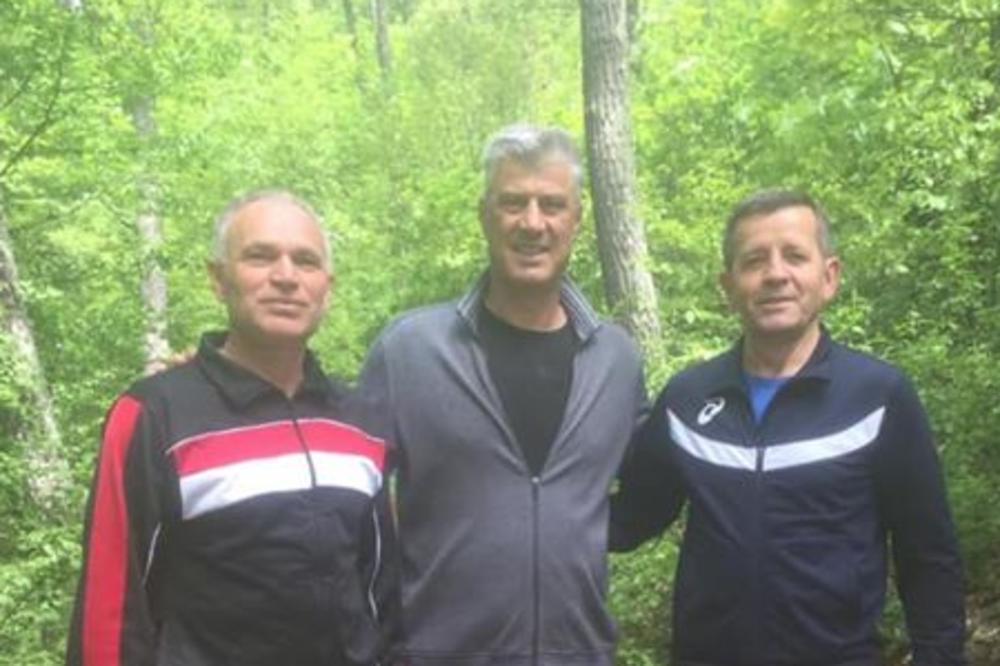 TAČI SNIMLJEN U ŠUMI, A PORED NJEGA JOŠ MRAČNIJI LIK! Zamislite na naletite na OVU EKIPU! (FOTO)