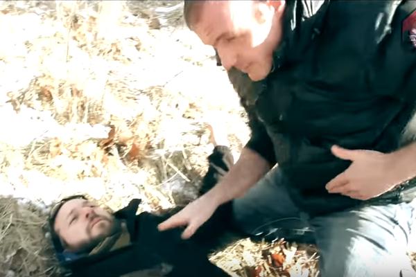 EVO KAKO ZAVRŠITI TUČU U DVE SEKUNDE: Ovi kršni momci su OBJASNILI sa svojom tehnikom! SVAKO MOŽE DA NAUČI! (VIDEO)