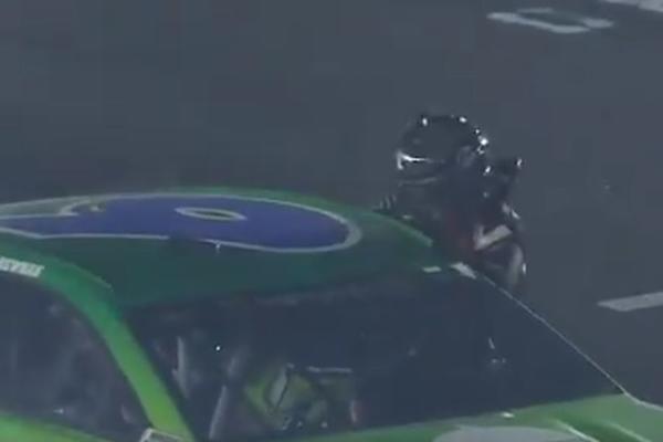 TUČA USRED TRKE: Nije ga ni izvukao napolje, nego je kroz prozor počeo da ga tuče! Nisu mogli da ga obuzdaju!