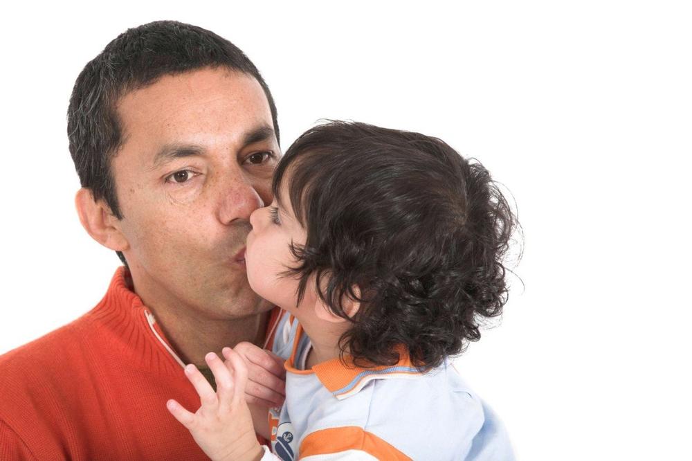 SIN JOJ SE LJUBIO SA DEČAKOM, PA SE MAJKA ZGROZILA: Ova priča je podelila Srbiju!