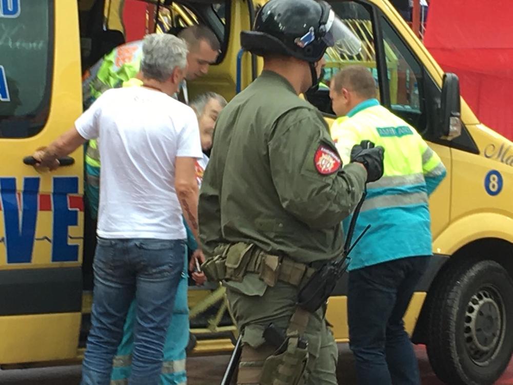 Mirku Talijanu se ukazuje pomoć tokom jedne utakmice Crvene zvezde 