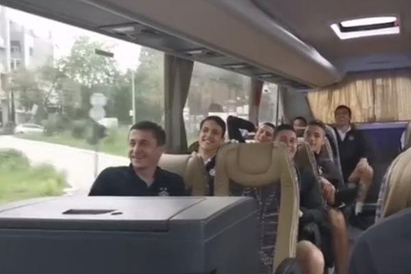 CEO PARTIZANOV AUTOBUS SE TRESAO U KAPITENOVU ČAST: Grmelo je svuda zbog Saše Ilića!