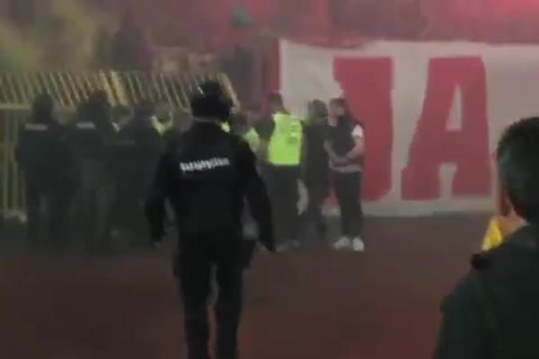 DRAMA NA SEVERNOJ TRIBINI: Navijaču Zvezde pozlilo usred bakljade Delija, Hitna pomoć odmah reagovala!