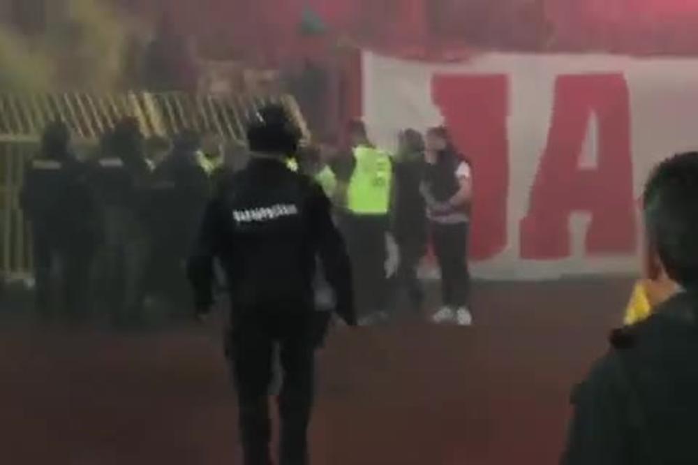 DRAMA NA SEVERNOJ TRIBINI: Navijaču Zvezde pozlilo usred bakljade Delija, Hitna pomoć odmah reagovala!