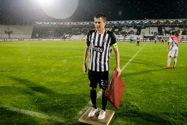 NIJE NI IGRAO U PREMIJER LIGI, A OVAKO PIŠU O NJEMU: I Englezi se osvrnuli na oproštaj legendarnog Saleta Ilića!