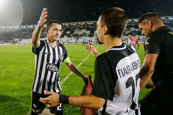 CEO STADION I NEBO SU ZAPLAKALI U TOM TRENUTKU: Saša Ilić istrčao poslednji krug pred Grobarima!