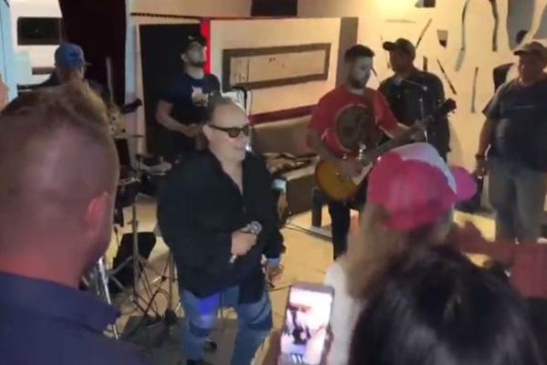 POZNATI PEVAČ UMRO NA SCENI ZA VREME NASTUPA! Uhvatio se za grudi i SAMO JE PAO! (VIDEO)