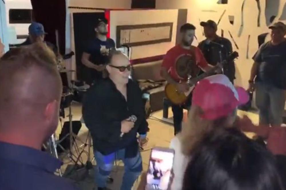 POZNATI PEVAČ UMRO NA SCENI ZA VREME NASTUPA! Uhvatio se za grudi i SAMO JE PAO! (VIDEO)