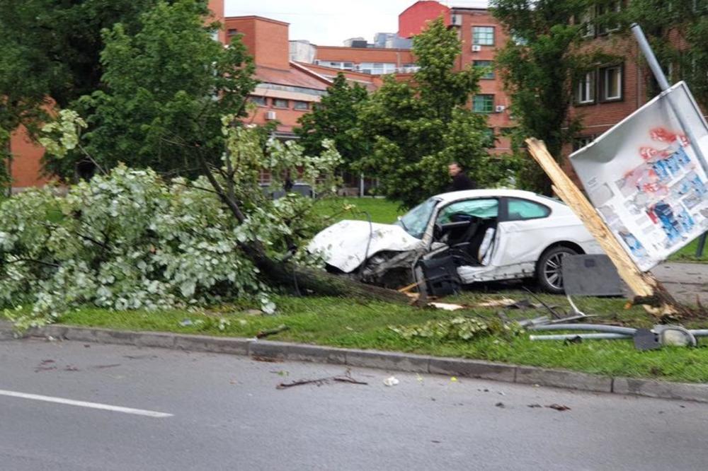 STRAVIČNA SAOBRAĆAJNA NEZGODA U CENTRU NOVOG SADA! U punoj brzini se zakucao u banderu, pa je prepolovio!