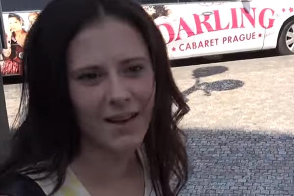 PONUDIO JE DEVOJCI 1.000 EVRA DA JE OŠIŠA NA ĆELAVO NASRED ULICE! Šta mislite, ŠTA JE URADILA? (VIDEO)