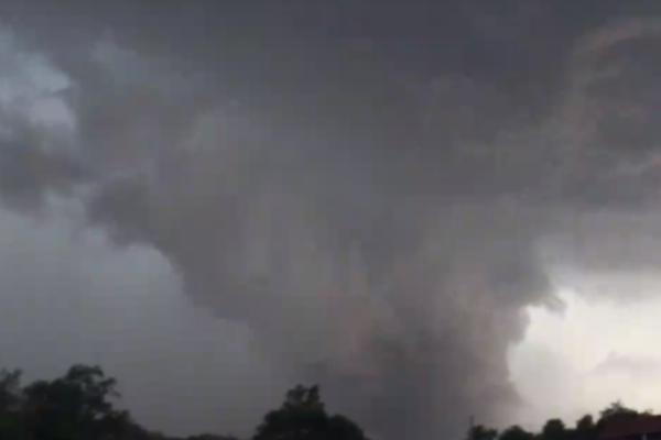 TORNADO U SRBIJI JE DIVLJAO I NOSIO SVE PRED SOBOM, UDARALO JE 15.000 MUNJA I GROMOVA! Ovakvo NEVREME niko ne pamti