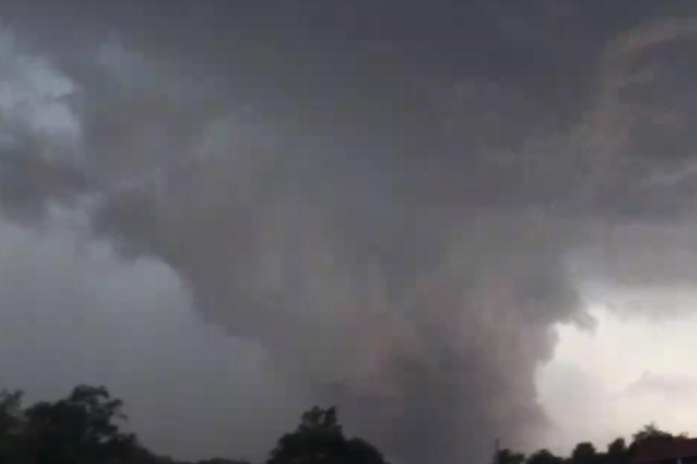 TORNADO U SRBIJI JE DIVLJAO I NOSIO SVE PRED SOBOM, UDARALO JE 15.000 MUNJA I GROMOVA! Ovakvo NEVREME niko ne pamti