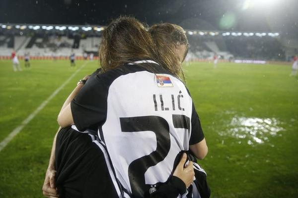 NIKOM NIJE BILO TEŠKO KAO NJOJ! Saša Ilić napustio teren poslednji put, pogledajte reakciju njegove uplakane žene!