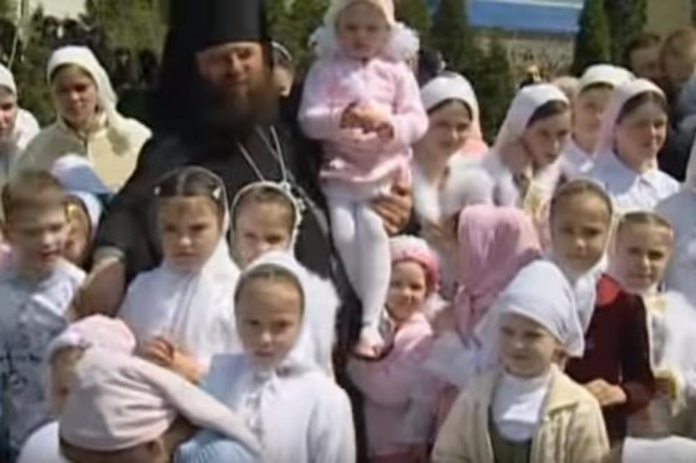 OVAJ PRAVOSLAVNI SVEŠTENIK IMA 400 DECE, MNOGE OD NJIH JE USVOJIO: Vladika Longin je otac čak i deci sa SIDOM!