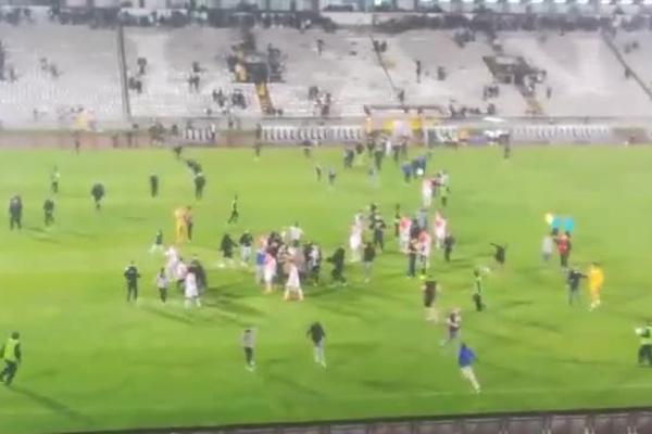 KAD SE MEČ ZAVRŠIO, GROBARI SU ULETELI NA TEREN HUMSKE: Svima su poskidali dresove, samo jedan igrač im ga nije dao