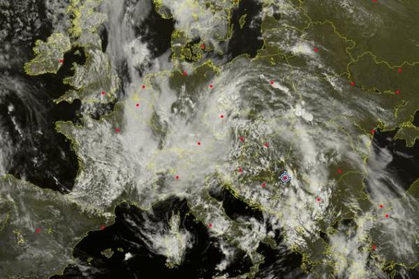 CRNI OBLACI JURE KA SRBIJI, SPREMITE KIŠOBRANE! Pogledajte kako nam dolaze PLJUSKOVI I GROMOVI! (UŽIVO)