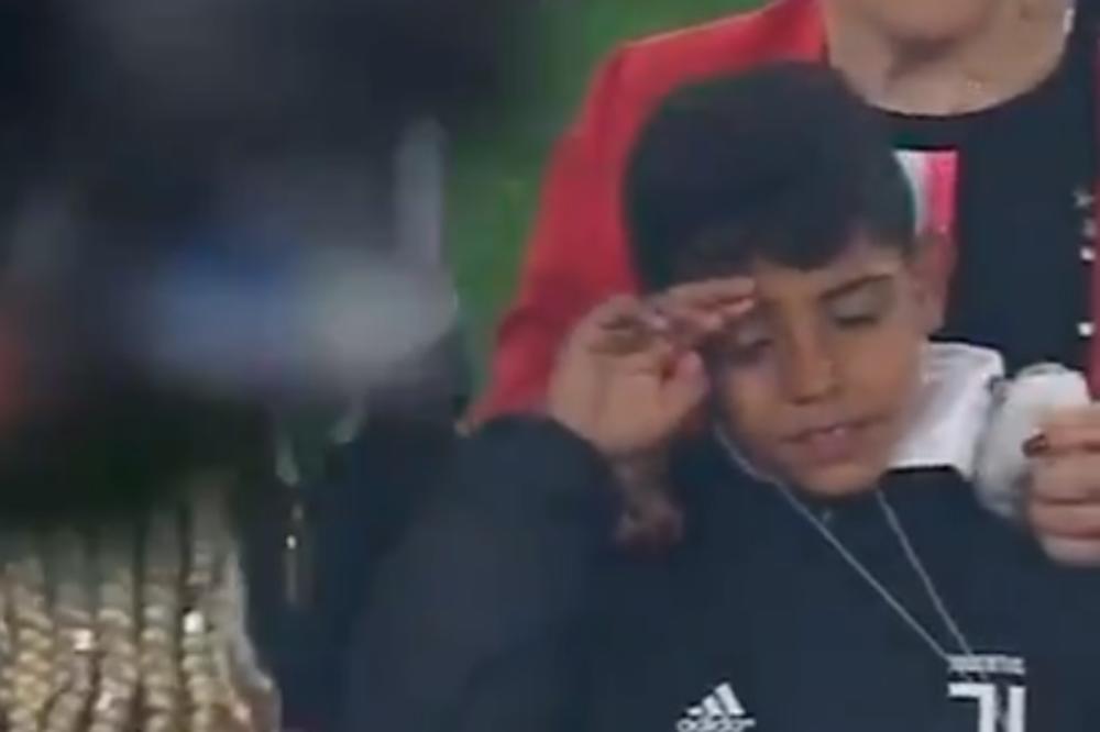 UBI DETE: Kristijano Ronaldo zveknuo sina trofejem u glavu!