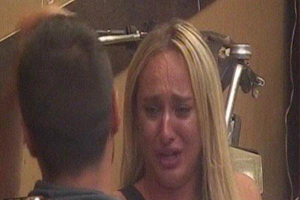 LUNA DOŽIVELA NERVNI SLOM, PSOVALA MAJKU DEČKU! Lupala vratima, histerisala, I TO NIJE SVE! (VIDEO)