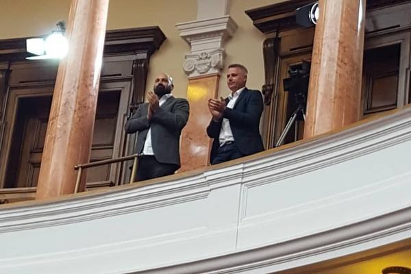 SRBIJA JE UVELA DOŽIVOTNU KAZNU ZATVORA BEZ OTPUSTA! Igor Jurić APLAUZOM pozdravio poslanike u Skupštini Srbije