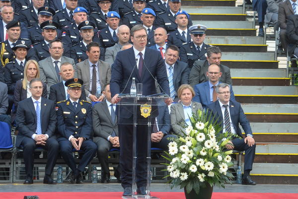 POLICIJA PROMOVIŠE NOVE PRIPADNIKE I NAGRAĐUJE NAJBOLJE! Vučić je imao važnu poruku za POLICAJCE (FOTO)