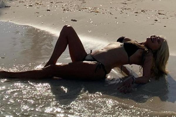 NIKO NE VERUJE DA IMA 65 GODINA! Skinula se u kupaći i ZAPALILA CEO SVET! Izgleda bolje od svih RIJALITI STARLETA