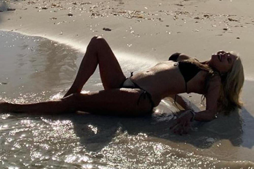 NIKO NE VERUJE DA IMA 65 GODINA! Skinula se u kupaći i ZAPALILA CEO SVET! Izgleda bolje od svih RIJALITI STARLETA