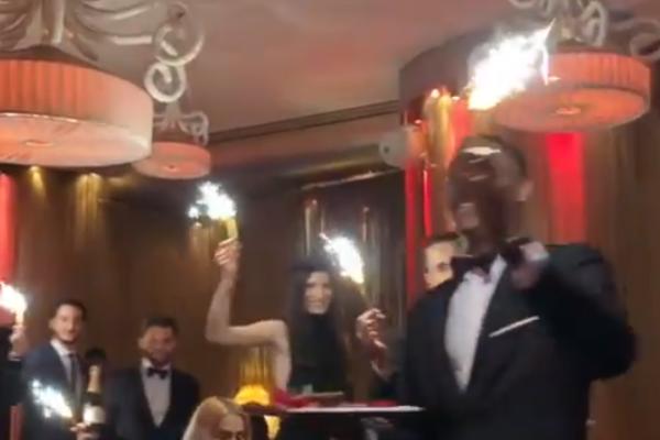 U CENTRU PARIZA SLAVLJE ZA NAŠU PEVAČICU: Šampanjac, pesma, ljudi se OKREĆU, NE VERUJU!