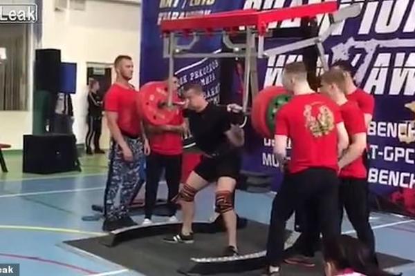 UZNEMIRUJUĆI SNIMAK: Probao je da podigne teg od 250 kg, a onda mu je noga pukla kao čačkalica!