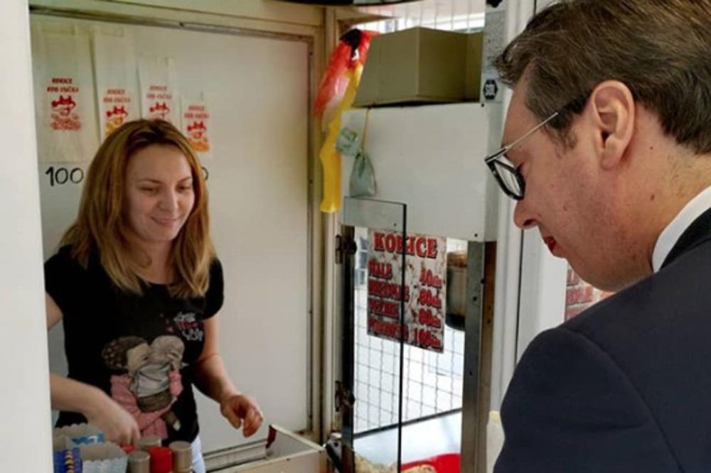 Vučić kupio kokice na Trgu Slobode u Novom Sadu (FOTO)