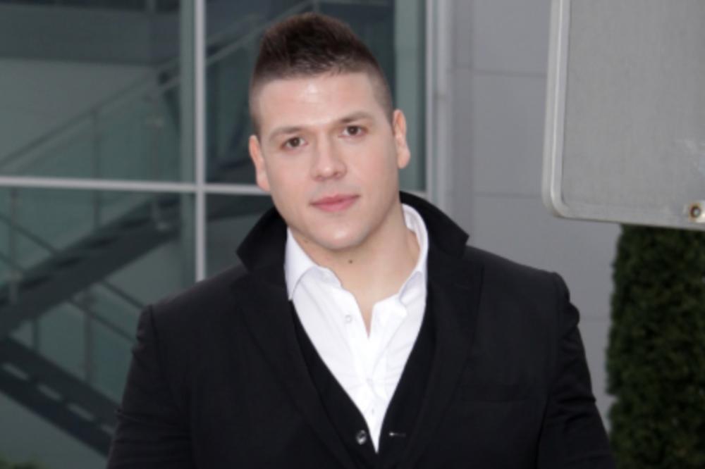 SLOBA RADANOVIĆ SE ZEZNUO KAO DARA BUBAMARA! Pritisnuo pogrešno dugme i OBJAVIO BEZOBRAZNU FOTKU!