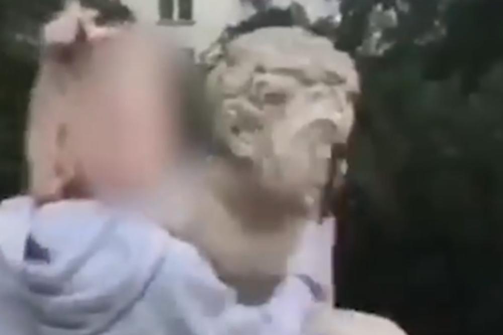 INSTAGRAMUŠA ČEKIĆEM UNIŠTILA SKULPTURU STARU 200 GODINA: A to je uradila ZBOG LAJKOVA! (VIDEO)