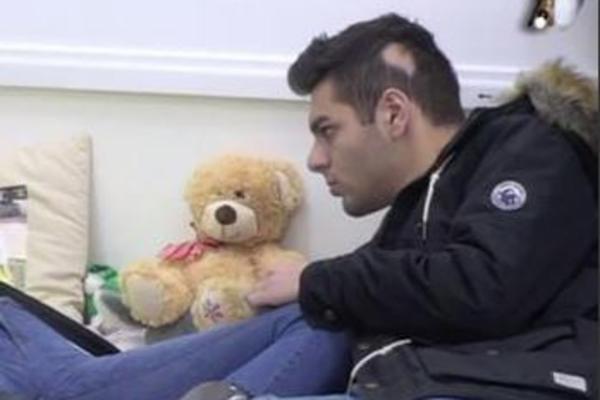 RAPIDNO MU OPADALA KOSA SA GLAVE: Svi su pričali o njegovim PEČATIMA, ADAM je pametno upotrebio NOVAC i izlečio se