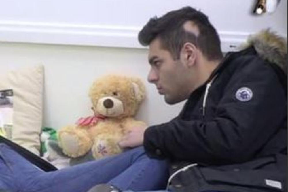 RAPIDNO MU OPADALA KOSA SA GLAVE: Svi su pričali o njegovim PEČATIMA, ADAM je pametno upotrebio NOVAC i izlečio se