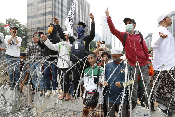 VLAST OSVOJILA DRUGI MANDAT, OPOZICIJA UZVRATILA ŽESTOKIM PROTESTIMA: Šestoro osoba UBIJENO u nemirima u Indoneziji