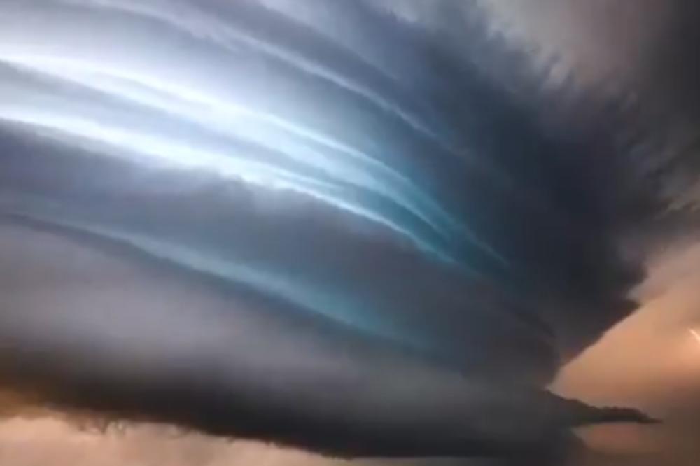 NAJLEPŠA OLUJA IKAD SNIMLJENA: Priroda je napravila SPEKTAKL na nebu, a sve je uslikao jedan BALKANAC