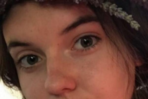 DOŠLA JE U ŠKOLU OVAKO OBUČENA I ODMAH DOBILA KAZNU OD PROFESORKE: Upala u problem jer ne nosi GRUDNJAK?! (FOTO)