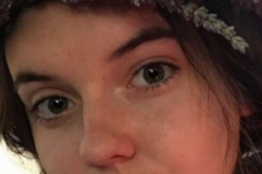 DOŠLA JE U ŠKOLU OVAKO OBUČENA I ODMAH DOBILA KAZNU OD PROFESORKE: Upala u problem jer ne nosi GRUDNJAK?! (FOTO)