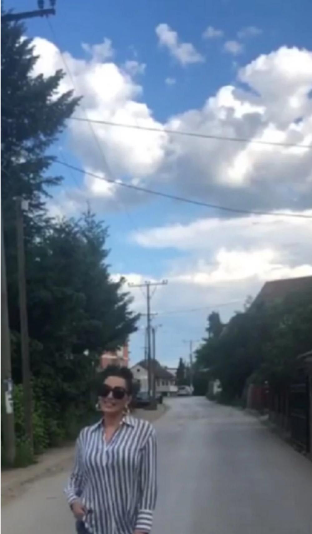 <p>Pevačica je i prošetala okolnim ulicama</p>