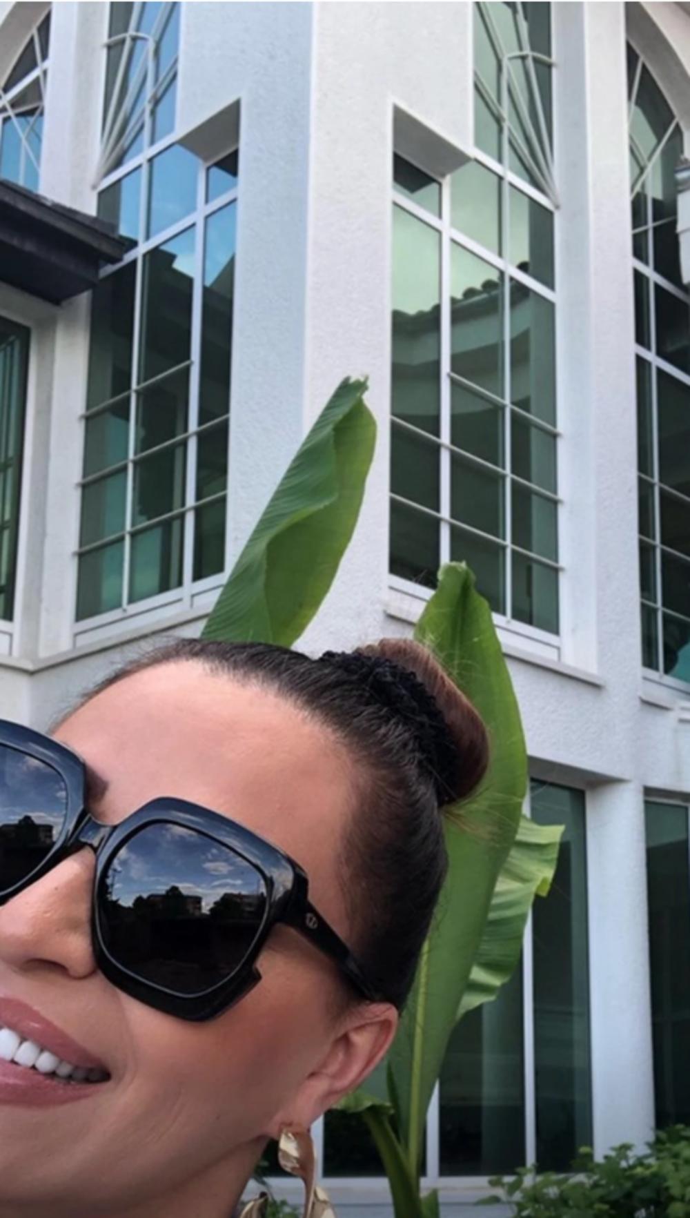 <p>Pevačica je i prošetala okolnim ulicama</p>