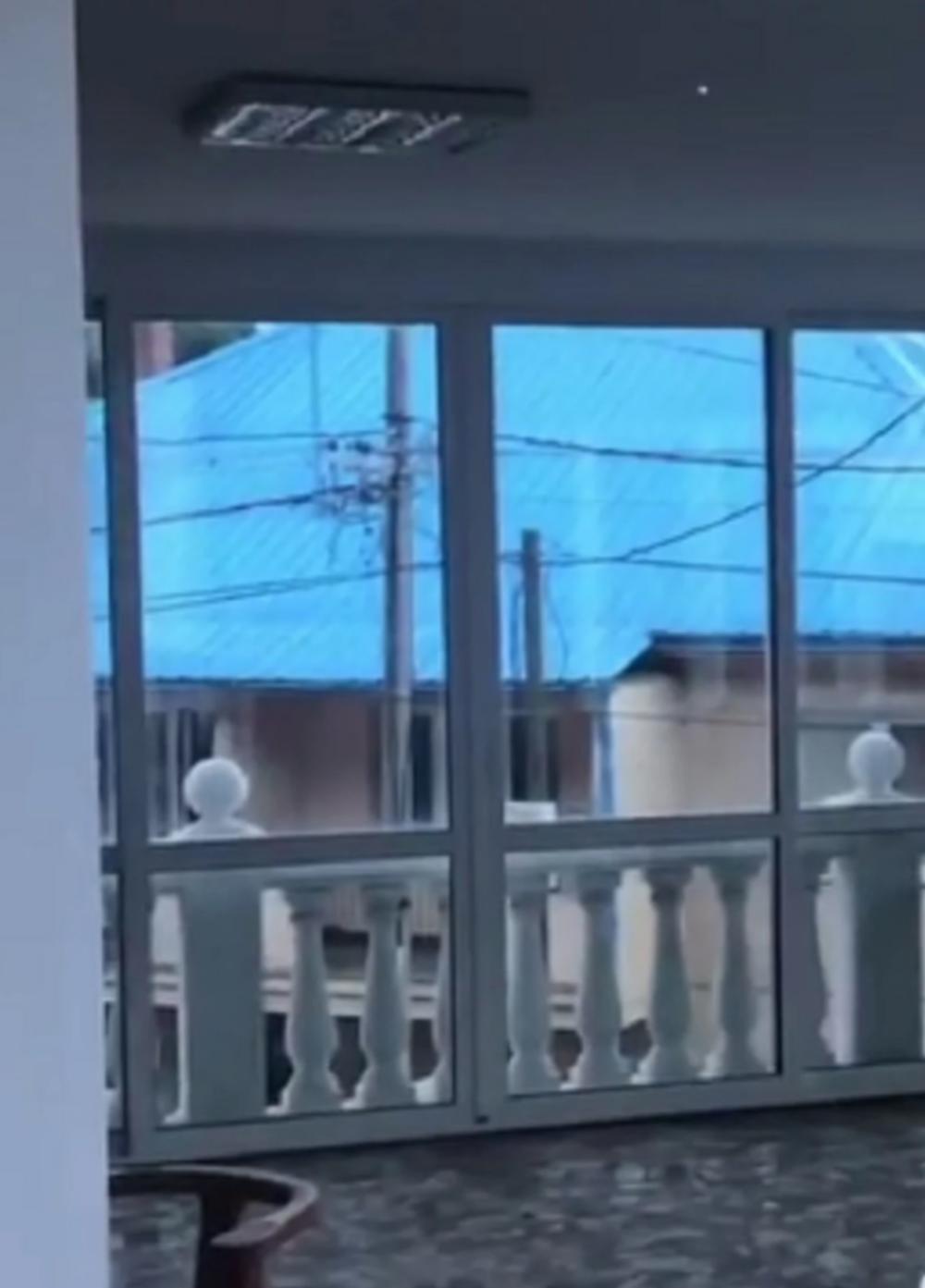 <p>Pevačica je i prošetala okolnim ulicama</p>