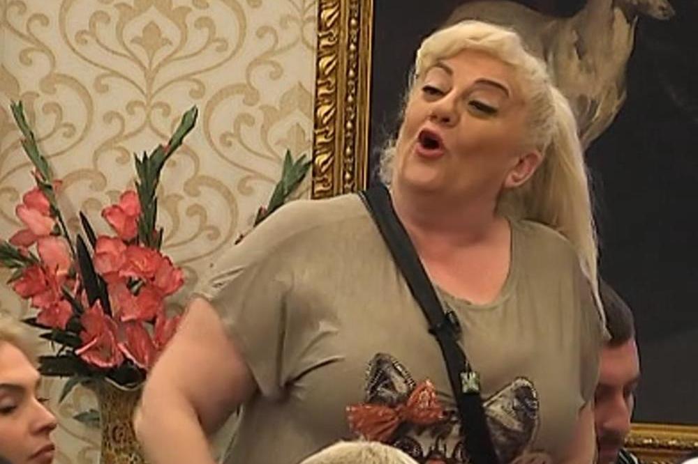 ONA NE ZNA NI GDE JE! Vesna Rivas nema pojma ni sa kim se slika ni koga hvali!