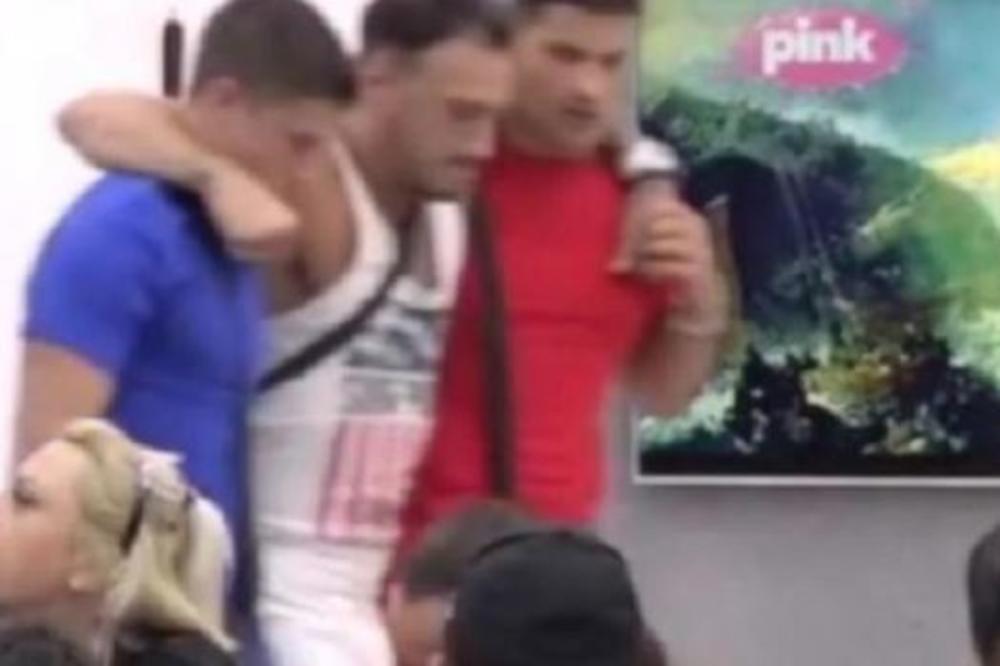 IZNELI GA NA RUKAMA IZ RIJALITIJA: Lazar teško povređen! URLIKAO OD BOLOVA, snimak nije za OSETLJIVE