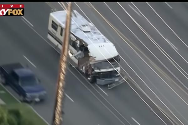 OVO IMA SAMO NA FILMU! Policija je jurila ŽENU čak 30 MINUTA, izazvala 6 sudara, iz njenog vozila ISKOČIO PAS